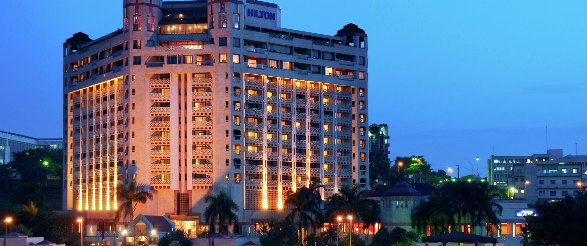 Façade réelle du Hilton Yaoundé