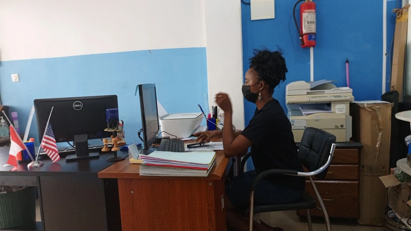 Conseillère Cattamade à son bureau dans l’agence