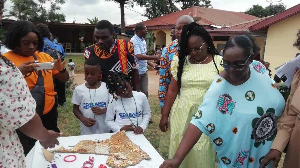 Enfants et familles réunis autour d’une célébration aux couleurs du Cameroun